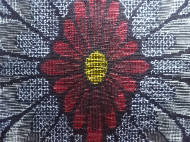 アンティーク　菊菱模様織出し本場正藍泥染大島紬着物（割り込み絣）